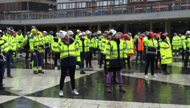 Byggjympa värmde på kyligt Sergels torg