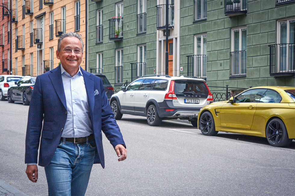 Svevias vd Joachim Hallengren går utför en gata med färgglada hus och parkerade bilar