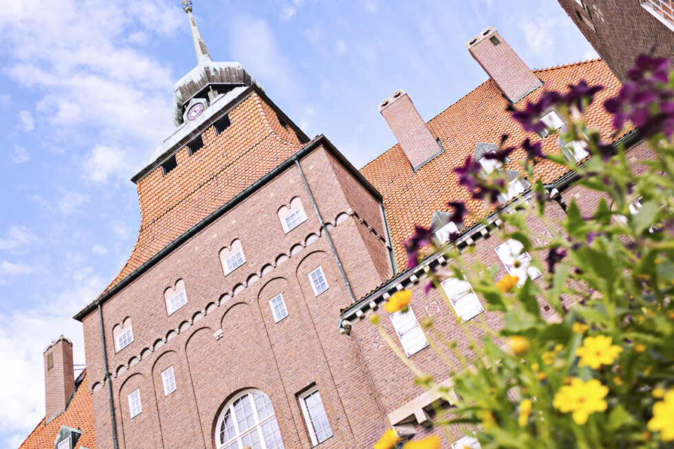 Rådhuset i Östersund fotat underifrån, men ser tornet och delar av tegelfasaden