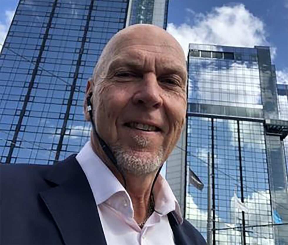 Jan Nilsson, affärsansvarig för Trä- och Teknikmässan, står framför Gothia towers