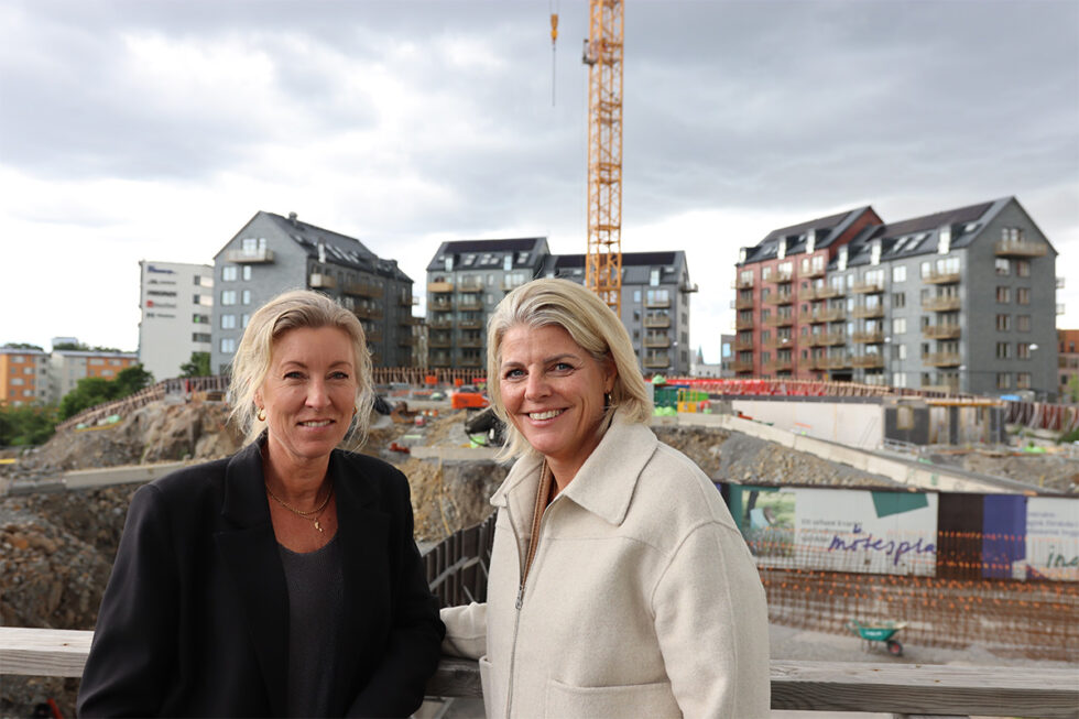 Marianne Perslow, kommunikasjonssjef i Atrium Ljungberg og Angela Berg, forretningsområdesjef i Atrium Ljungberg står foran den første blokken i Stockholm Wood City