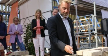 Jesper Göransson murar fast en tegelsten i Göteborg Grand Central. Foto: Henrik Ekberg