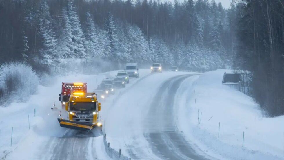 En av Svevias plogbilar som kör på vinterväg