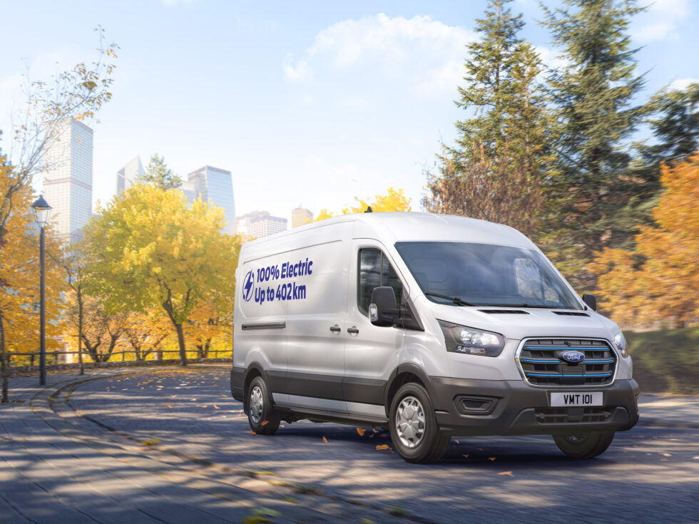 Fords storsäljare E-Transit får utökad räckvidd och snabbare laddning än tidigare.