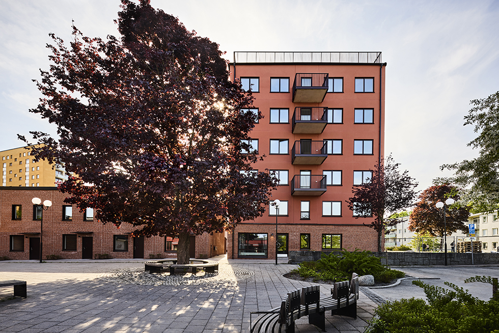 För att sänka trösklarna till bostadsmarknaden har Stockholms Stadsmission byggt en fastighet med socialt hållbara bostäder i Farsta. Foto: Måns Berg