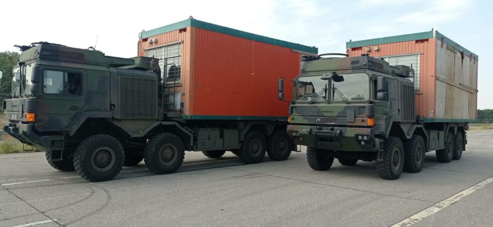 Byggbodarna transporteras på militära lastbilar sista biten mot fronten i Ukraina. Foto: Lambertsson