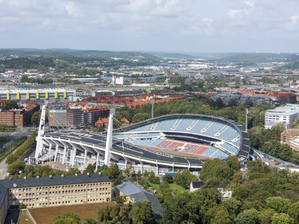 Bärlinorna på Ullevi är fästa i de 53 meter höga betongpylonerna som även förser arenan med stålkastarljus.