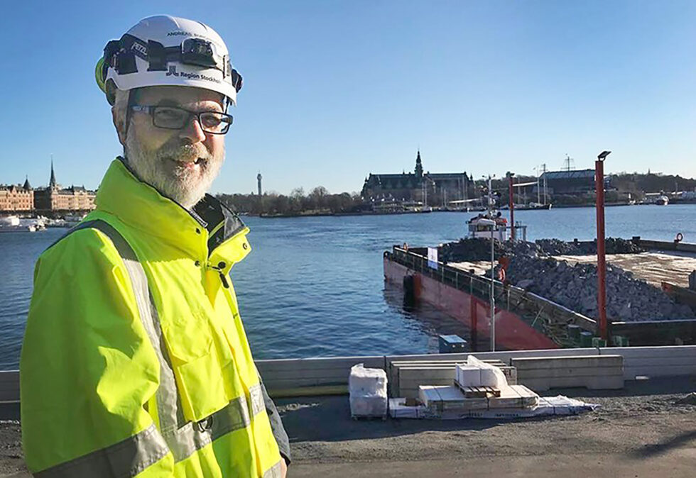 Andreas Burghauser, i hjälm och varseljacka, står vid pråmen