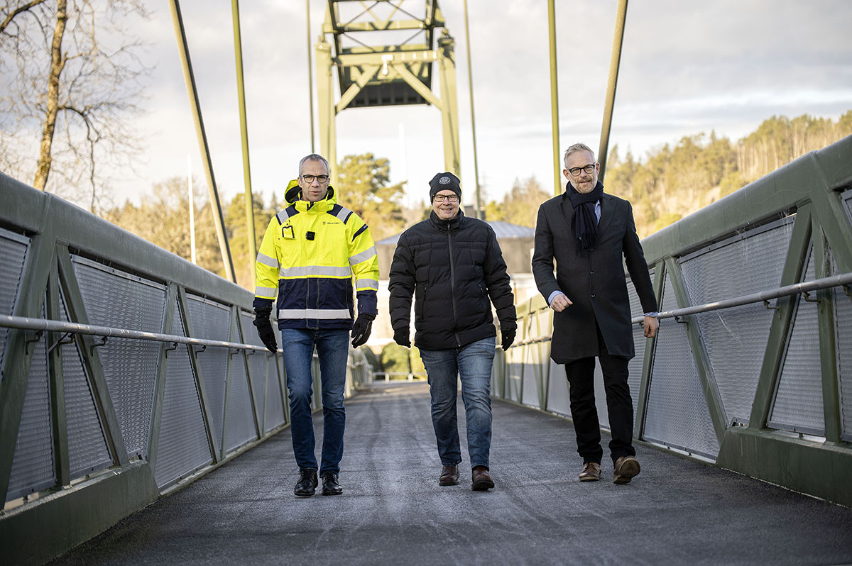 Trafikverkets projektchef Mikael Nummedal samt kommunstyrelsens ordföranden i Vänersborg respektive Trollhättan, Benny Augustsson (S) och Peter Eriksson (M). går över bron som ska återbrukas.