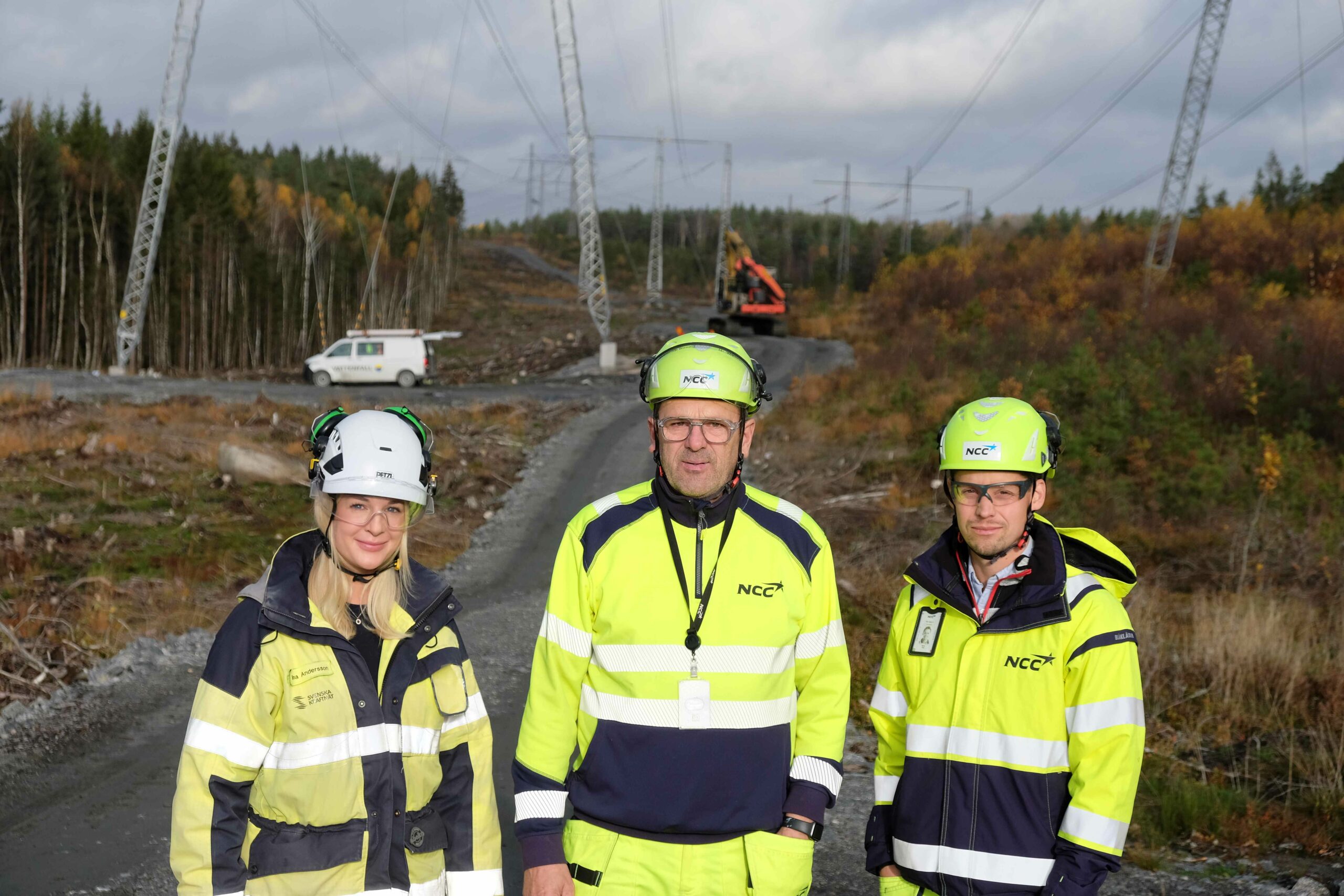 Lina Andersson, byggledare på Svenska Kraftnät, Ulf Bylin, platschef på NCC och Martin Freidh, projektchef på NCC. Foto: Henrik Ekberg