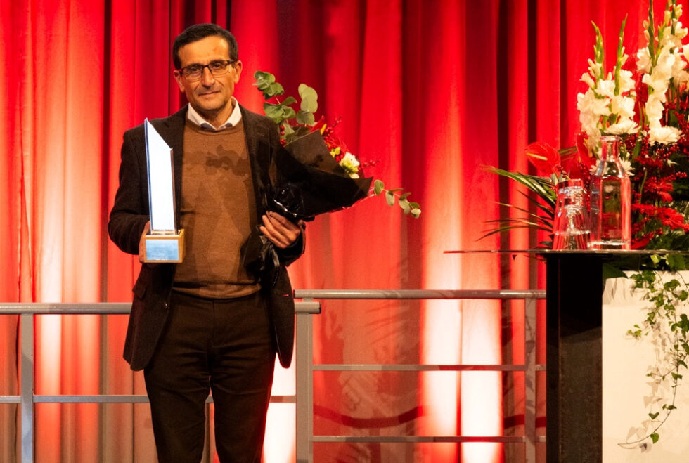 Professor Mohammad Al-Emrani vid Chalmers tekniska högskola får Silverbalken. Foto: Stålbyggnadsinstitutet