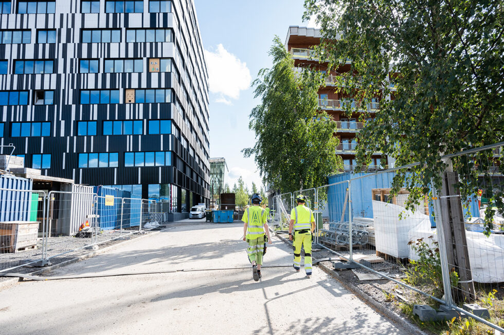 Östra station: Till vänster på bilden syns det stora nya kontorshuset med en fasad av keramik och till höger bostadshuset.