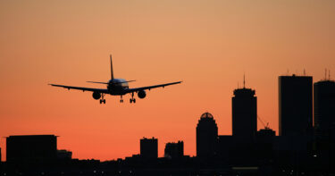 Flygplan på väg in mot Logan Airport i Boston, kvällsbild