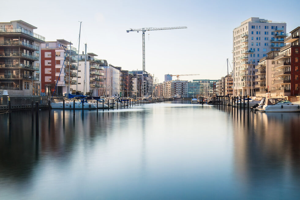 bilden visar bostadsbyggande i Malmö, flerbostadshus och byggkranar