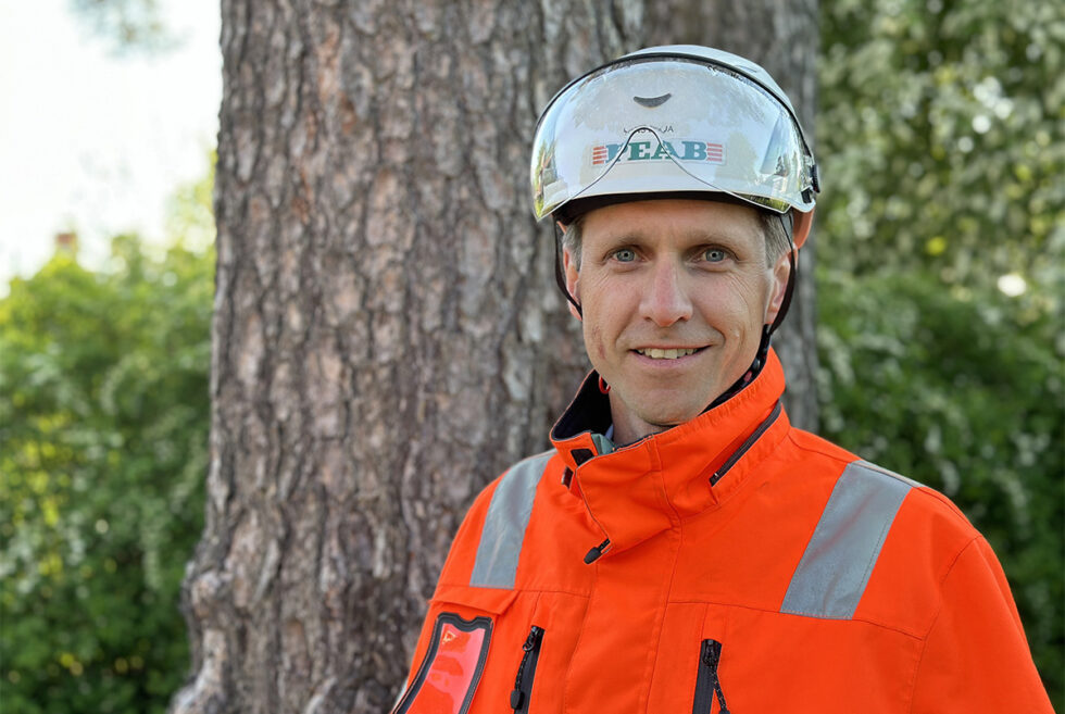 Hans Boija, regionchef på Peab, i arbetskläder och vit hjälm