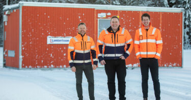 Tobias Kvick och Björn Fredriksson blir vice vd respektive vd i Lambertsson från februari. Carl Rülcker, längst till höger, lämnar vd-posten och tar rollen som styrelseordförande. Foto: Sara Lansgren