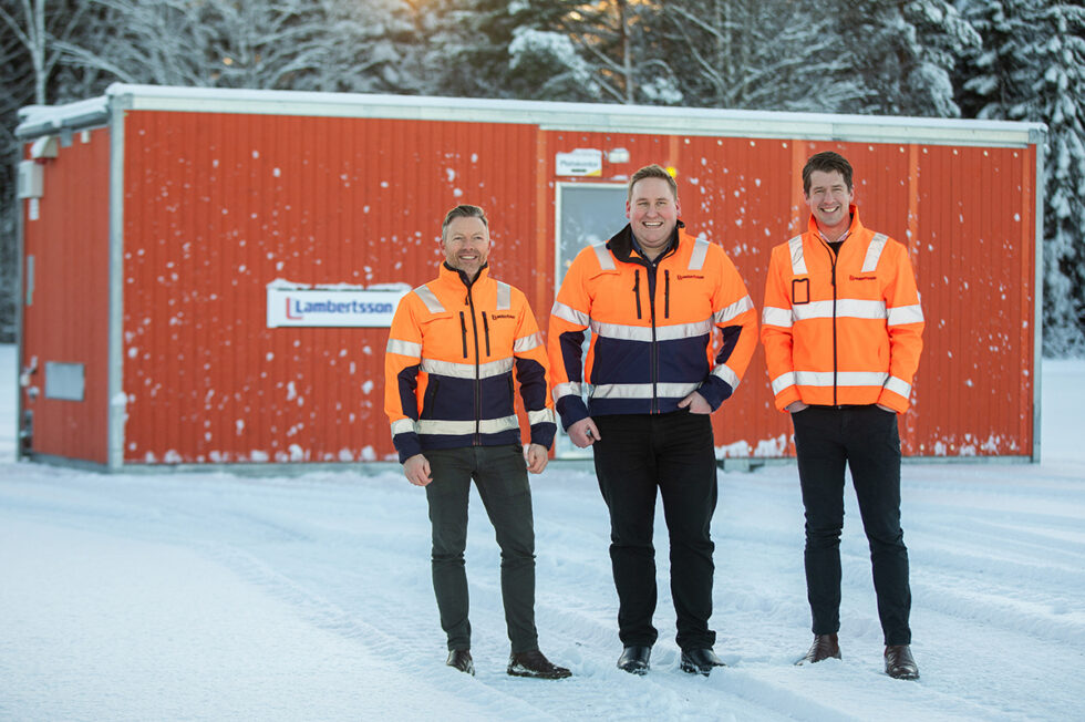 Tobias Kvick och Björn Fredriksson blir vice vd respektive vd i Lambertsson från februari. Carl Rülcker, längst till höger, lämnar vd-posten och tar rollen som styrelseordförande. Foto: Sara Lansgren