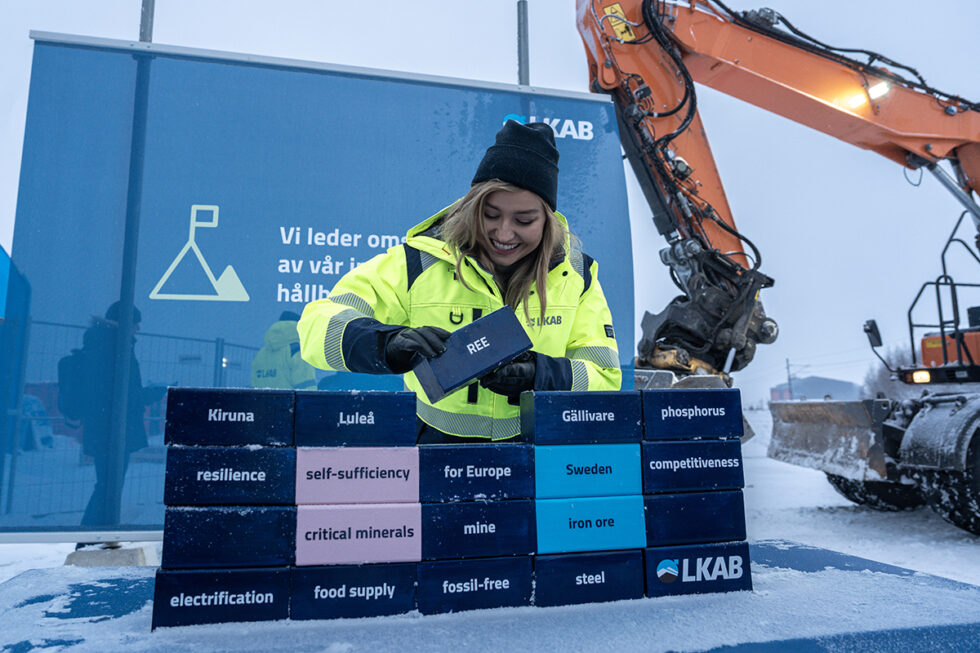 Ebba Busch startar bygget nya anläggningen vid LKAB med en tegelsten