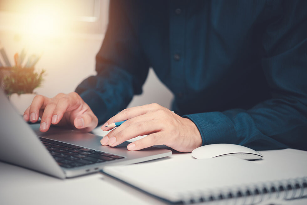 person som sitter vid laptop. Över 60 procent av leverantörerna hade avvikelser i sina fakturor. Nu får de leverantörer som gjort fel betala tillbaka till Göteborgs Stad. Foto: Getty Images