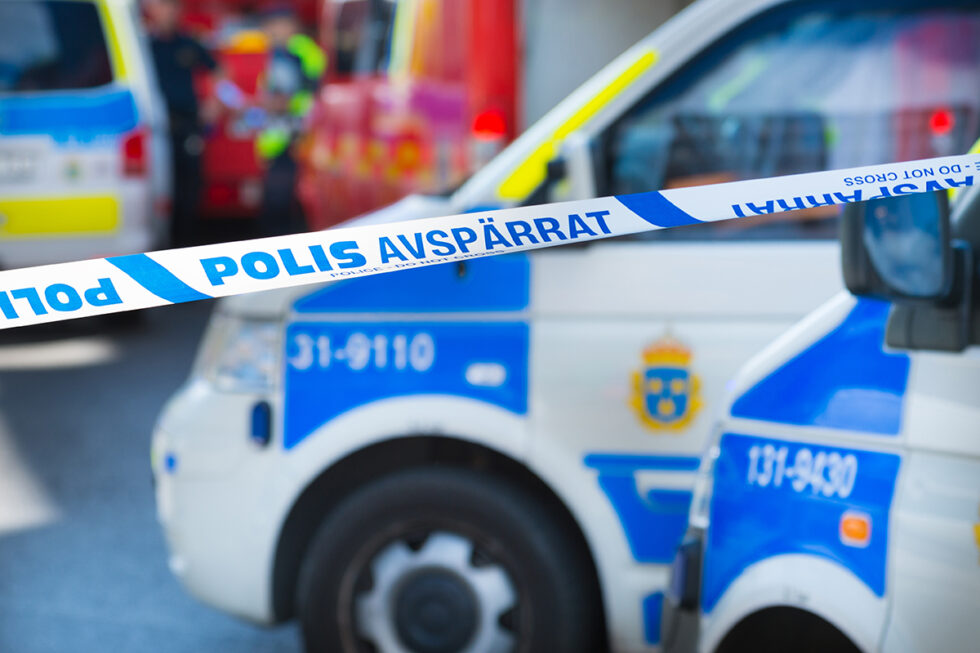 Tillgången till sprängmedel från den civila marknaden har minskat kraftigt bland kriminella, enligt Polisen. Fotot visar polisbil och avspärrningsband.