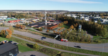 NCC:s uppdrag bestrå av att bygga ut ledningscentralen i Trollhättan med ytterligare en huskropp och utföra installationsarbeten. Bild: Contekton Arkitekter