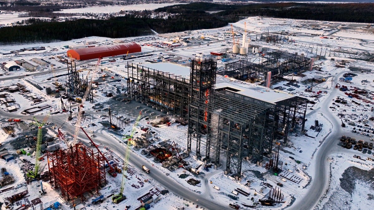 Så här ser det ut på industriområdet just nu och Stegra räknar med att kunna ta stålverket i drift under 2026 som planerat. Foto: Stegra