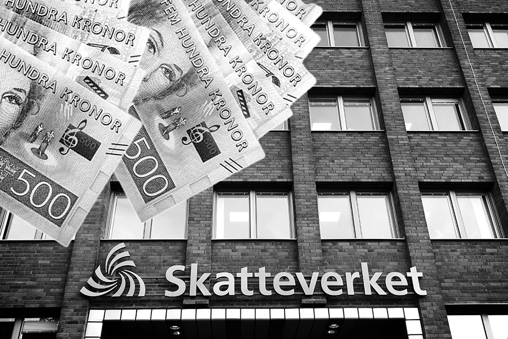 skatteskuld inom bygg. svartvit bild som visar en fasad med skatteverkets logga. I ena hörnet syng svenska sedlar.