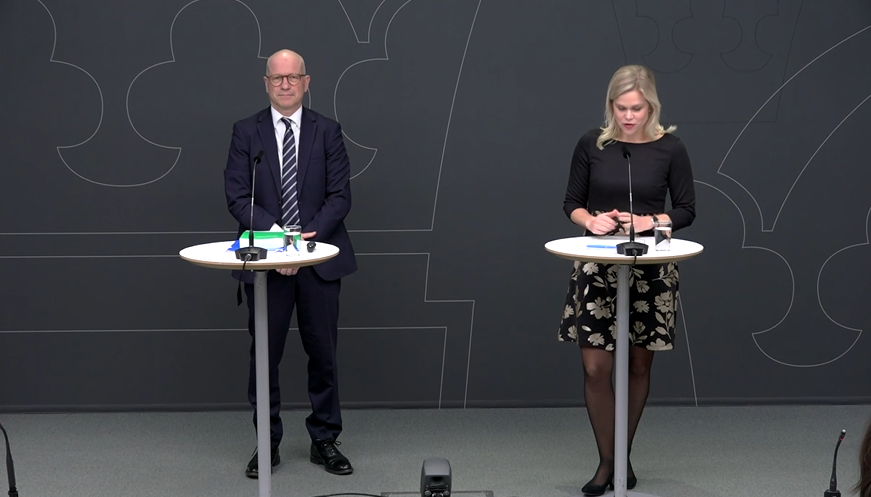 Ola Pettersson överlämnade på måndagen slutbetänkandet till Paulina Brandberg (L). Foto: Regeringskansliet