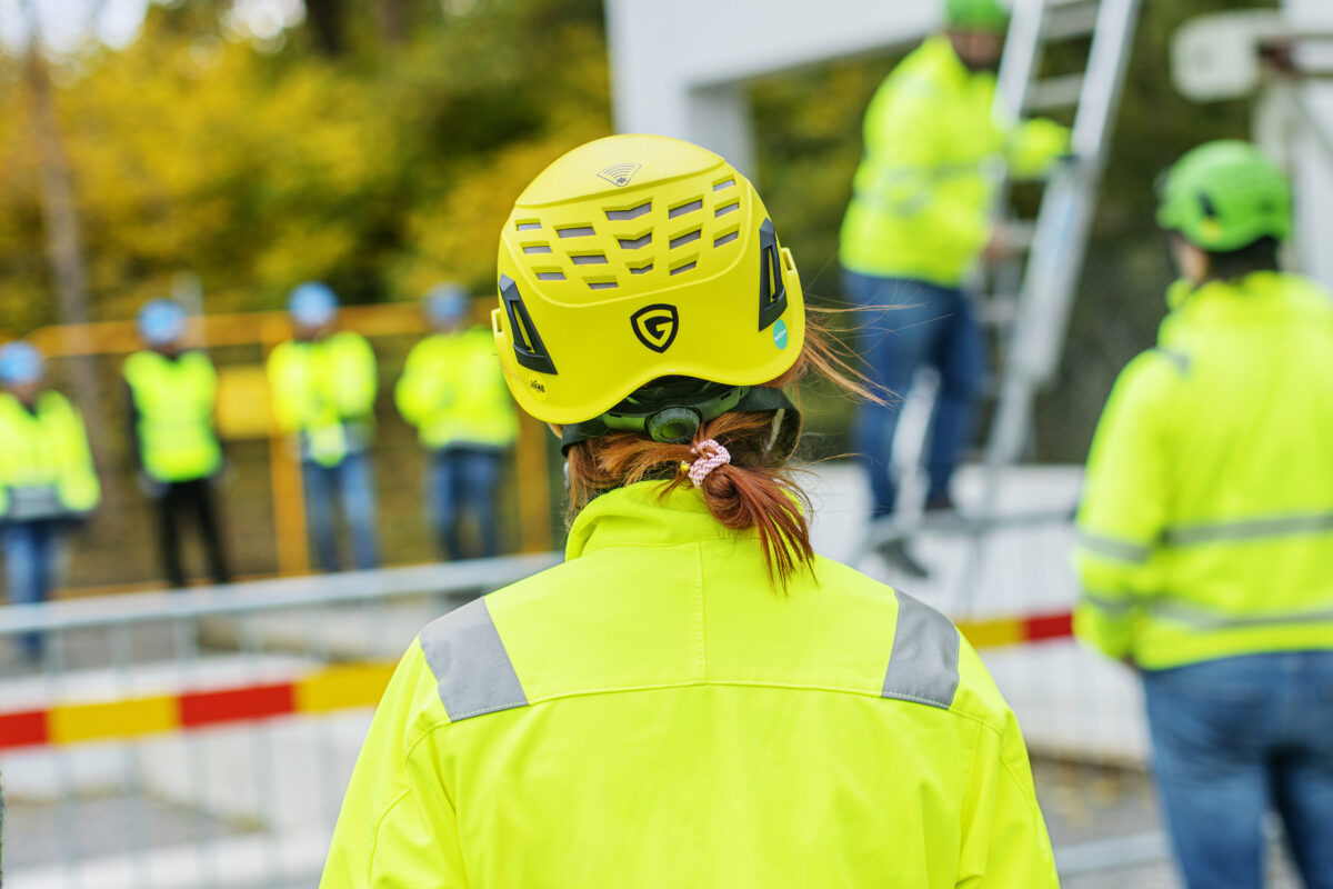 kvinna i bygghjälm åcoh varseljacka fotad bakifrån, de nominerade till årets Byggkvinna tillkännages nu