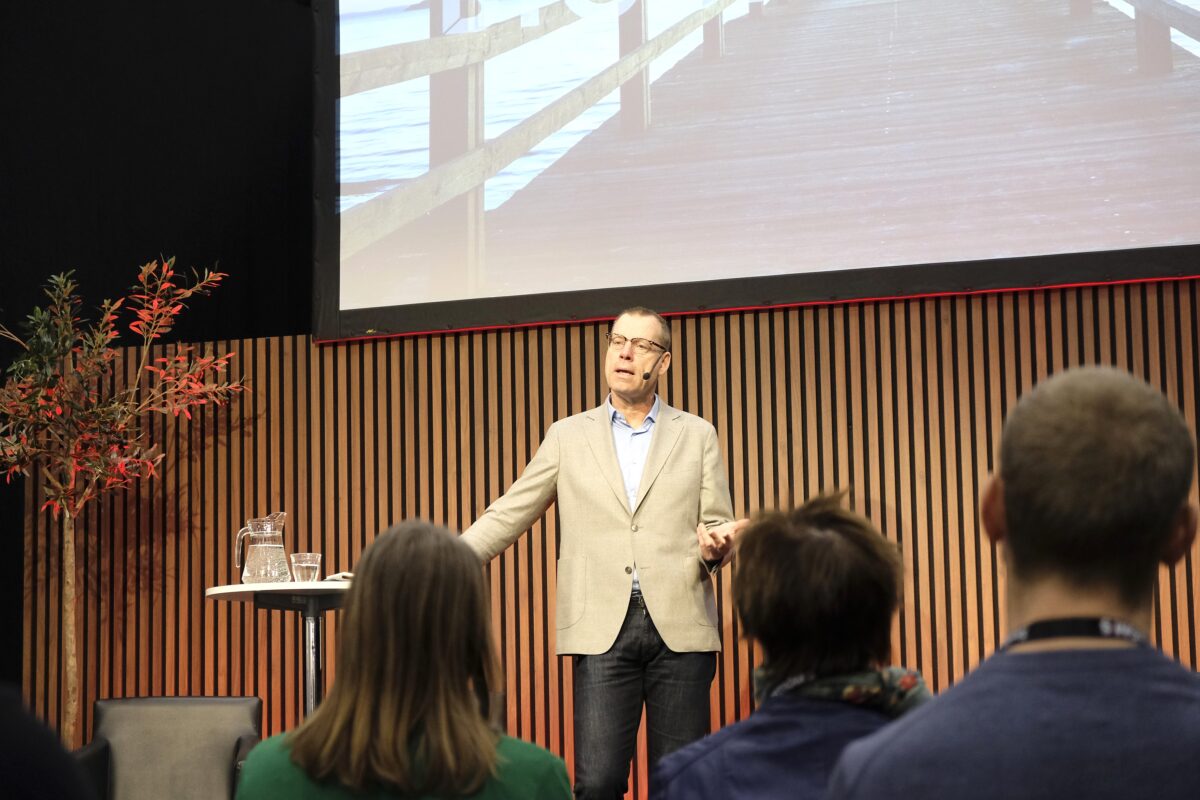 Magnus Olsson från Byggföretagen inledde bland talarna på Byggmässans första dag. Foto: Henrik Ekberg