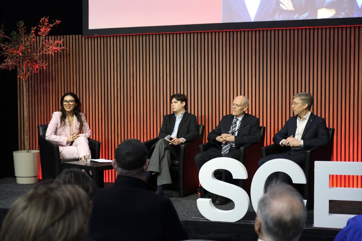 Paneldebatt på Byggmässan. Bygg-Sandra, Ludvid Uggla, Stefan Ingves och Fredrik isaksson. Foto: Henrik Ekberg